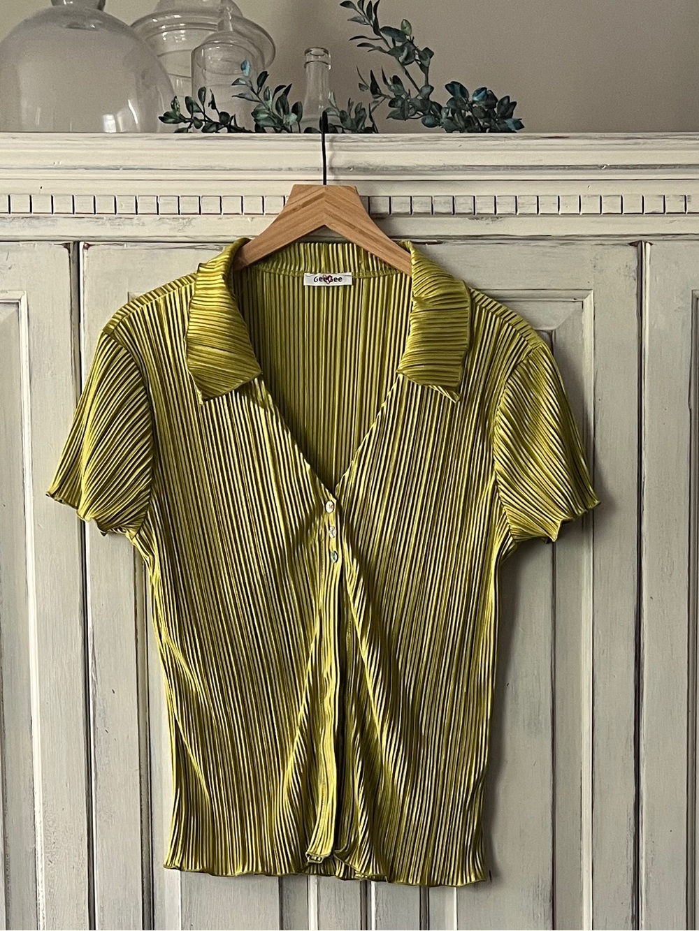 🟠NWT GEEGEE Short Sleeved 3-Button Pleat Blouse in Chartreuse